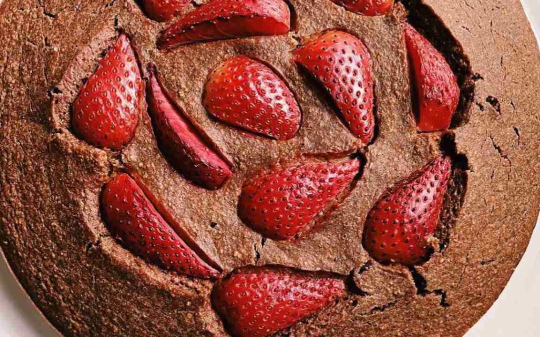 Cocoa Cake with Strawberries: Quick and Healthy Recipe